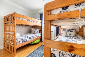 a bedroom with two bunk beds in a house at Cute Coastal Condo- 2 Bedrooms 2 Bathrooms- Pool, Hot Tub, Tennis, Pickleball in Hilton Head Island
