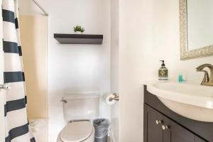 a bathroom with a toilet and a sink at Cute Coastal Condo- 2 Bedrooms 2 Bathrooms- Pool, Hot Tub, Tennis, Pickleball in Hilton Head Island