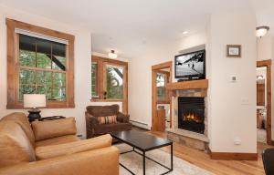 Μια τηλεόραση ή/και κέντρο ψυχαγωγίας στο Sundog Condo in Granby Ranch