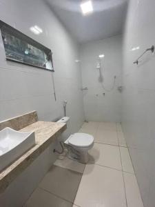 un bagno bianco con un water e un lavandino di Casa - período do festival a Parintins