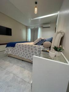 una camera con letto e tavolo con bancone di Casa - período do festival a Parintins