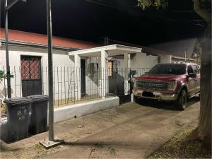 库里科Habitación doble con Jacuzzi的停在房子前面的一辆红色卡车