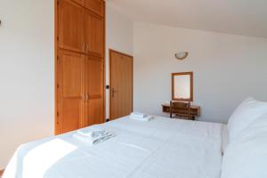 Postel nebo postele na pokoji v ubytování Beachfront Lovro apartment