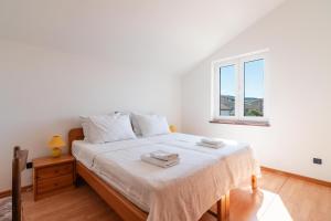 Postel nebo postele na pokoji v ubytování Beachfront Lovro apartment