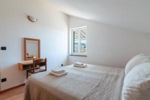 Postel nebo postele na pokoji v ubytování Beachfront Lovro apartment
