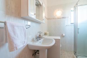 Kúpeľňa v ubytovaní Beachfront Lovro apartment + 37 fotografií