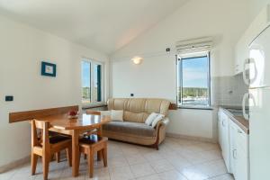 Posedenie v ubytovaní Beachfront Lovro apartment