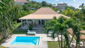 Bazén v ubytování Villa Les 4 colibris, 3 Chambres, piscine, jardin et vue imprenable ! nebo v jeho okolí