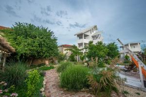 a house with a garden in front of it at LaWanda9 in Vama Veche