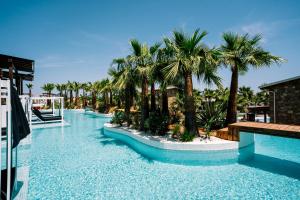 Bazén v ubytovaní Kallithea Village hotel alebo v jeho blízkosti