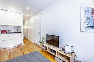 un soggiorno con TV e cucina di Visit Lisbon4fun - Alfama a Lisbona