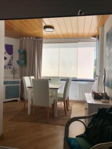 een eetkamer met een tafel en witte stoelen bij Albir Adventino LOVE in Albir