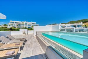Basen w obiekcie 2288 new modern penthouse with privat pool lub w pobliżu