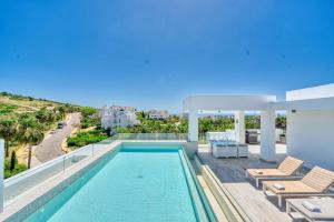 basen na dachu domu z widokiem w obiekcie 2288 new modern penthouse with privat pool w mieście Estepona