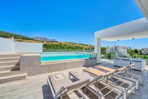 Basen w obiekcie 2288 new modern penthouse with privat pool lub w pobliżu
