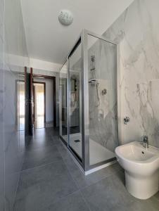 un bagno con doccia, WC e lavandino di La Terrazza di Trapani, a due passi dal mare a Trapani Altre 10 foto