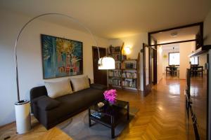 sala de estar con sofá y mesa en Apartment Cherry, en Rovinj