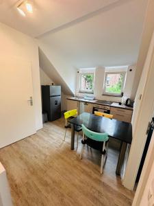 シュトゥットガルトにあるCity Suitesの部屋にテーブルと椅子のあるキッチン