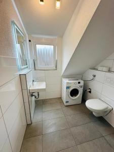 シュトゥットガルトにあるCity Suitesのバスルーム(洗濯機、トイレ付)