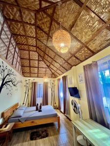 a bedroom with a bed and a chandelier at Saschasplace premium rooms in Pasihagon