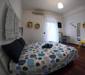 una camera con un letto e un piumone blu e bianco di De Rossi Holiday a Bari