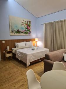 貝洛奧里藏特的住宿－VIA SPE - Pousada，酒店客房,配有床和沙发