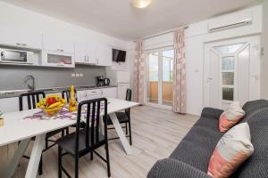 Kuchyňa alebo kuchynka v ubytovaní Apartments Ruzica F