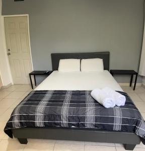 una camera da letto con un letto con due asciugamani sopra di Habitación céntrica y espaciosa con A/A a Città di Panama