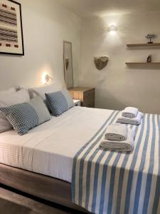 En eller flere senge i et værelse på Sellia Cottage