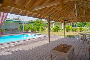 Bazen u ili blizu objekta Bungalow à petit Macabou piscine & plage à proximité +11 fotografija