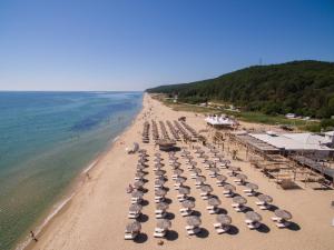 an overhead view of a beach with chairs and umbrellas at Paradise View Rooms in Shkorpilovtsi