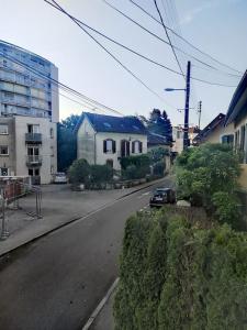 una calle vacía con una casa y un coche en la carretera en Appartement La Gare Viotte, en Besançon