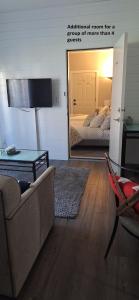 Letto o letti in una camera di Two Bedroom Serenity with AC- Complimentary Welcome Treats