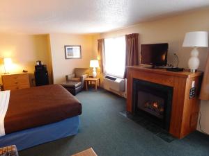 A television and/or entertainment centre at AmericInn by Wyndham Sturgeon Bay