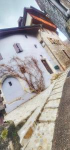 un bâtiment avec de la neige sur son côté dans l'établissement Au 26BIS, 2 Appartements MONTREUX, 1 Apartment niveau 0 et un autre appartement duplex niveau 1 et 2, 15 minutes à pieds du centre de Montreux, Lac Léman, idéal pour balades en ville, Montagne, festivals, Casino, plages, ski, Fredy Mercury, Marché de Noël, à Montreux 6 autres photos