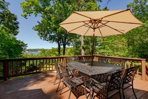 Φωτογραφία από το άλμπουμ του Large Lake Tudor Home, Dock, 3 acres, walk to Bagnell Dam , 1 MM σε Lake Ozark