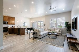 a living room with a couch and a kitchen at Ocotillo Springs 27 Southern Utah Adventure Paddle Boards, Kayaks, Home Gym, Community Pool and Splash Pad in Santa Clara