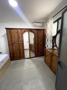 Billede fra billedgalleriet på Cozy 5-Bed Home with Balcony i Velipojë