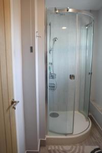 a shower with a glass door in a bathroom at Spacious House perfect for Families & Contractors - Free Parking & WIFI By ULTIMATE HOMES AWAY in Basingstoke +33 photos