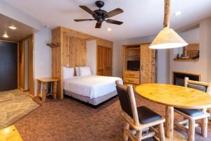 Postel nebo postele na pokoji v ubytování Red Wolf Lodge at Olympic Valley + 37 fotografií