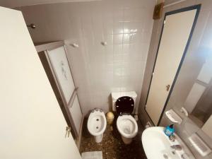 a bathroom with a toilet and a bidet and a sink at TU CASA EN ESPAÑA Y PEATONAL - COCHERA PRIVADA INCLUIDA - Microcentro in Mendoza