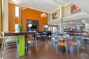 a restaurant with tables and chairs in a cafeteria at Best Western Inn & Suites New Braunfels in New Braunfels