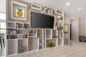 TV a/nebo společenská místnost v ubytování Best Western Plus Pflugerville Inn & Suites