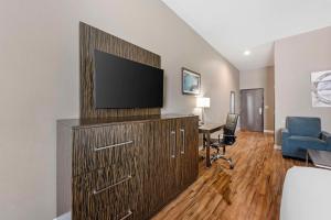 TV a/nebo společenská místnost v ubytování Best Western Plus Pflugerville Inn & Suites