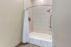 Koupelna v ubytování Best Western Plus Pflugerville Inn & Suites