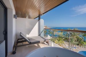 baño con bañera y vistas al océano en Radisson Blu Resort Gran Canaria en La Playa de Arguineguín