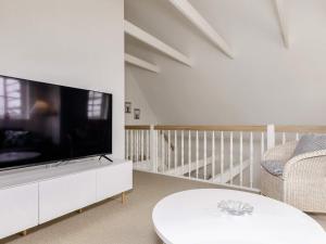 Μια τηλεόραση ή/και κέντρο ψυχαγωγίας στο 6 person holiday home in Blokhus-By Traum