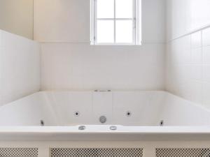 Ένα μπάνιο στο 6 person holiday home in Blokhus-By Traum +32 φωτογραφίες