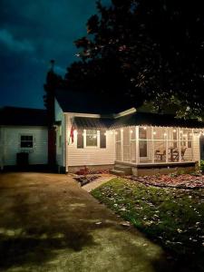 ein Haus mit Lichtern an der Vorderseite in der Nacht in der Unterkunft Peaceful home in downtown Huntsville with nice back patio! in Huntsville