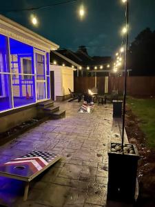 eine Terrasse in der Nacht mit Licht an einem Haus in der Unterkunft Peaceful home in downtown Huntsville with nice back patio! in Huntsville